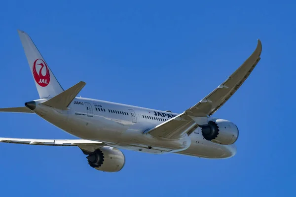 英格兰 2019年3月 日本航空公司波音787梦幻客机从伦敦希思罗机场起飞后爬升 — 图库照片