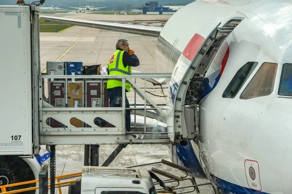 伦敦加特卫克机场2019年4月 在伦敦加特威克机场装载英国航空空中客车喷气式飞机的乘客 — 图库照片