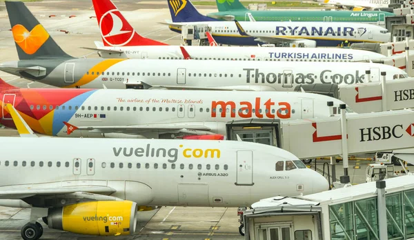 Londen Gatwick Vliegveld April 2019 Rij Van Vliegtuigen Geparkeerd Zuidelijke — Stockfoto