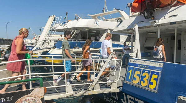 Isle Capri Italy August 2019 Люди Сідають Пасажирський Пором Порту — стокове фото