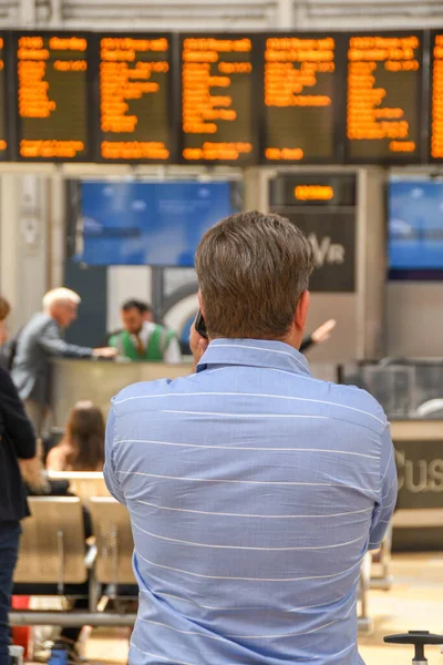 Londýn Člensko Červen 2018 Muž Rukávech Stojí Nádraží London Paddington — Stock fotografie