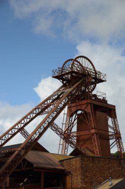 Rhondda Vadisi, Galler - Ağustos 2017: Eski Lewis Merthyr kömür ocağının çukur tekerlekleri ve sarmal dişlilerinden biri, şu anda Rhondda Heritage Park tarihi madencilik deneyimi olan