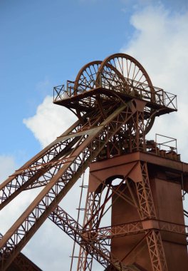 Rhondda Vadisi, Galler - Ağustos 2017: Eski Lewis Merthyr kömür ocağının çukur tekerlekleri ve sarmal dişlilerinden biri, şu anda Rhondda Heritage Park tarihi madencilik deneyimi olan