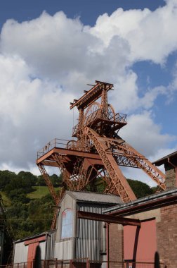 Rhondda Vadisi, Galler - Ağustos 2017: Eski Lewis Merthyr kömür ocağının çukur tekerlekleri ve sarmal dişlilerinden biri, şu anda Rhondda Heritage Park tarihi madencilik deneyimi olan