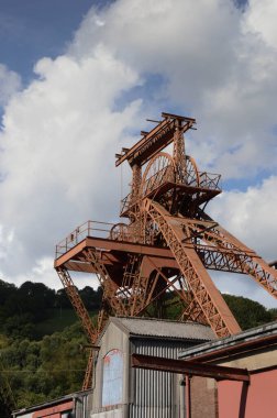 Rhondda Vadisi, Galler - Ağustos 2017: Eski Lewis Merthyr kömür ocağının çukur tekerlekleri ve sarmal dişlilerinden biri, şu anda Rhondda Heritage Park tarihi madencilik deneyimi olan