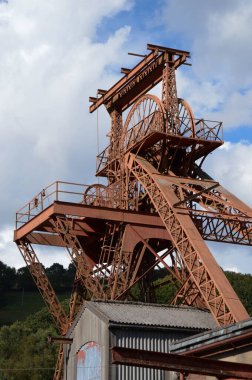 Rhondda Vadisi, Galler - Ağustos 2017: Eski Lewis Merthyr kömür ocağının çukur tekerlekleri ve sarmal dişlilerinden biri, şu anda Rhondda Heritage Park tarihi madencilik deneyimi olan