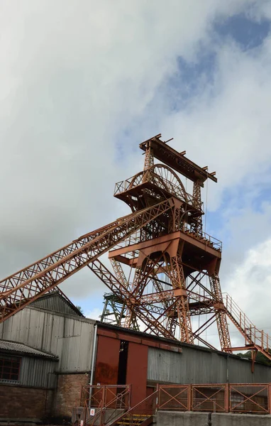 Rhondda Vadisi, Galler - Ağustos 2017: Eski Lewis Merthyr kömür ocağının çukur tekerlekleri ve sarmal dişlilerinden biri, şu anda Rhondda Heritage Park tarihi madencilik deneyimi olan