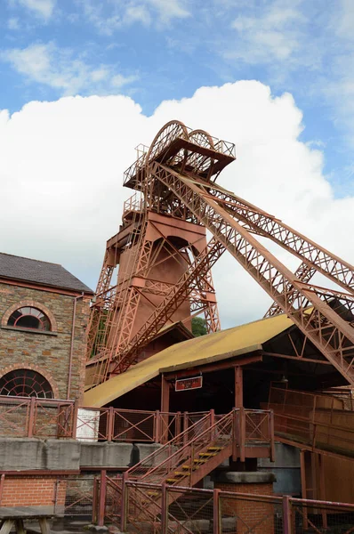 威尔士朗达山谷 2017年8月 老路易斯 梅西尔煤矿的坑头轮和绕组齿轮之一 现在是朗达遗产公园的历史采矿经验 — 图库照片