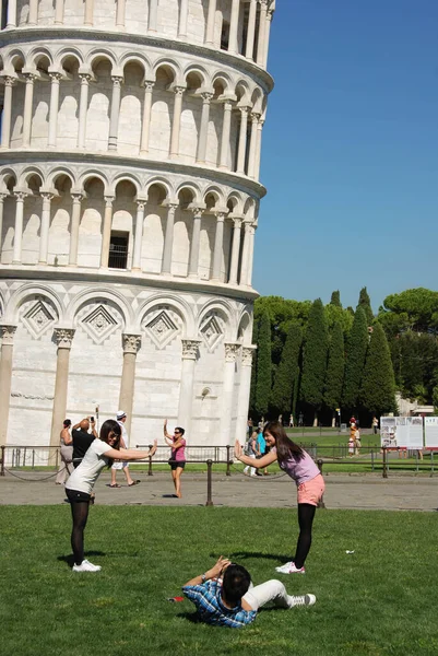 Pisa Italy September 2011 Tourists Posing Grass Photographs Front Leaning — 图库照片