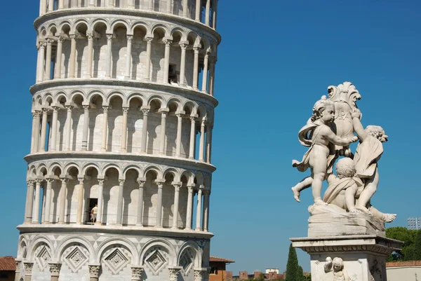 意大利比萨 2011年9月 比萨斜塔的部分景观及其旁边的雕像 — 图库照片