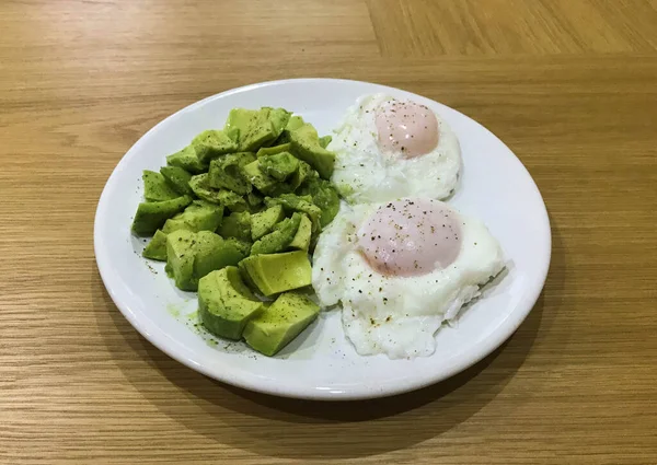 Pochierte Eier Mit Frischer Avocado Und Schwarzem Pfeffer — Stockfoto