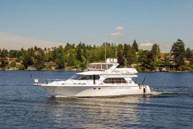 SEATTLE, WASHINGTON Eyaleti, ABD - Mayıs 2007: Washington Gölü üzerindeki sakin suda motorlu kruvazör teknesi