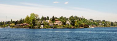 SEATTLE, WASHINGTON Eyaleti, ABD - Mayıs 2007: Washington Gölü kıyısındaki evlerin panoramik manzarası