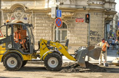 PRAG, CZECH REPUBLIC - Temmuz 2018: Prag şehir merkezindeki yol yüzeyinden kaldırılan traktör boşaltma pisti.