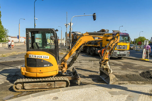 ПРАГА, ЧЕШСКАЯ РЕСПУБЛИКА - ИЮЛЬ 2018: мини-экскаватор, работающий на дорожных работах в центре Праги
.