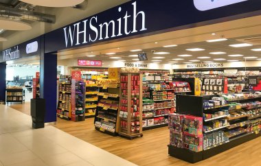 Cardiff, Wales Havalimanı 'ndaki terminal binasının kalkış salonundaki W H Smith mağazasına giriş..