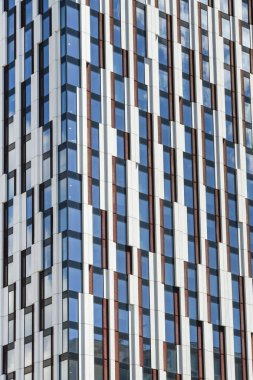 CARDIFF, WALES - HAZİRAN 2019: Cardiff şehir merkezindeki Bridge Caddesi 'ndeki çok katlı öğrenci apartmanlarının dışında pencereler ve kaplamalar tarafından oluşturulan desen