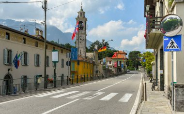 Lenno, Lake COMO, İtalya Haziran 2019, Como Gölü 'ndeki Lenno' dan ana yol. Kule, Hıristiyan Kilisesi 'nin çan kulesidir..