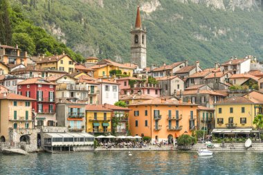 VARENNA, GÖL COMO, İTALYA - Haziran 2019: Como Gölü üzerindeki Varenna göl cephesi.