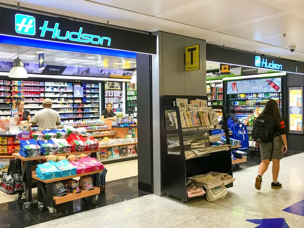 ミラノ イタリア 6月2019 ミラノ空港のターミナルビルの出発ラウンジでのハドソンニュースの支店への入り口 — ストック写真