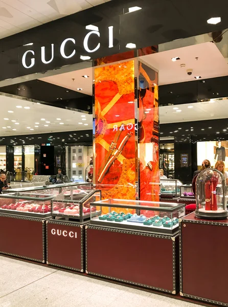 Milan Itálie Červen 2019 Pobočka Gucci Odletové Hale Budovy Terminálu — Stock fotografie