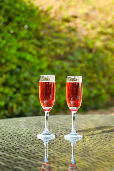 Champagne Rose Dans Deux Verres Flûte Côte Côte Sur Plateau — Photo
