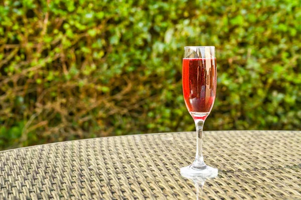 Coupe Simple Flûte Champagne Rose Sur Plateau Verre Dans Jardin — Photo