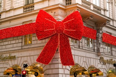 VIENNA, AUSTRIA - Kasım 2019: Viyana şehir merkezindeki Popp & Kretschmer giyim mağazasının dışındaki Noel ışıklarından yapılmış büyük bir yay.