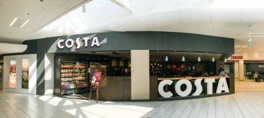 Cardiff, Wales Havaalanı 'ndaki terminal binasının kalkış salonundaki Costa Kafe' nin panoramik manzarası.