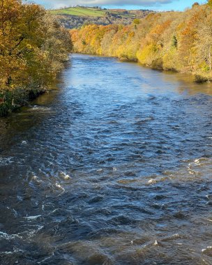 Galler 'in ortasındaki Wye Nehri' nin manzarası