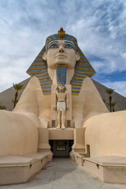 LAS VEGAS, NEVADA, ABD - FEBRUARY 2019: Las Vegas Bulvarı 'ndaki Luxor Hotel' e giriş Las Vegas Şeridi 'ndeki üç oteli birbirine bağlayan tek raylı sistemden.