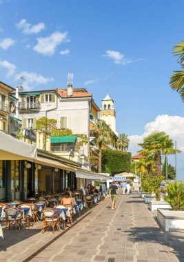 GARDON RIVIERA, İTALYA - Eylül 2018 Garda Gölü 'ndeki Gardone Riviera Gölü kıyısında gezinti alanı.