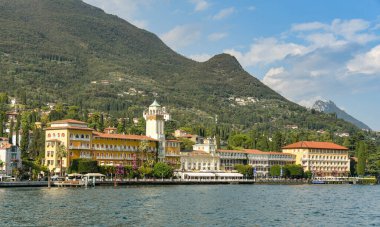 GARDON RIVIERA, İTALYA - Eylül 2018 Garda Gölü üzerindeki Gardone Riviera 'daki Grand Hotel Gardone.