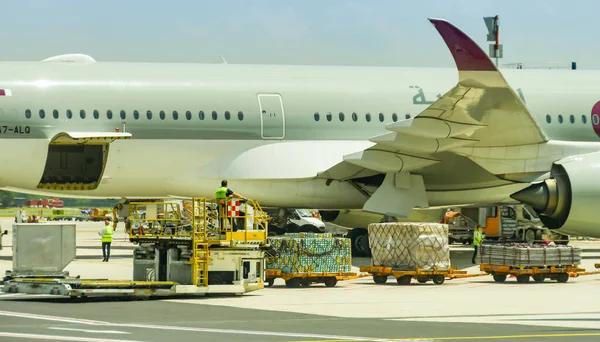 Milan Italië Juni 2019 Ground Handling Equipment Being Used Load — Stockfoto