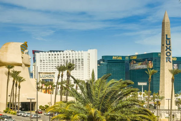 Las Vegas Nevada Usa 2019年2月 ラスベガス ストリップとも呼ばれるラスベガス ブールバードのルクソール ホテルの正面 Mgmホテルは背景にあります — ストック写真