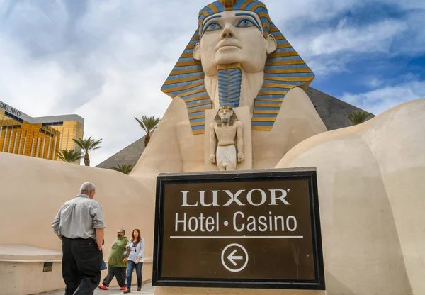 Las Vegas Nevada Usa มภาพ 2019 คนใช ทางเข าโรงแรมล กเซอร — ภาพถ่ายสต็อก