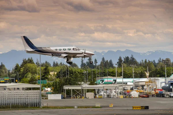 Everett Usa June 2018 Cessna 340双引擎轻型飞机在Everett着陆 — 图库照片