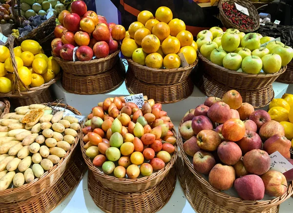Cestas Frutas Frescas Venda Num Mercado Local — Fotografia de Stock
