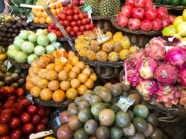 Cestas Frutas Produtos Hortícolas Frescos Venda Num Mercado Local — Fotografia de Stock