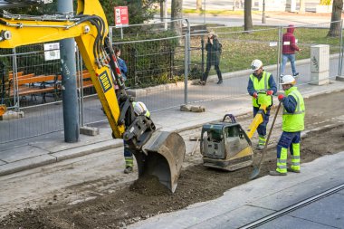 VİANNA, AUSTRIA - Kasım 2019: Viyana şehir merkezinde yapılan kazılar sonrasında inşaat işçileri yeniden sokaklara dökülüyor