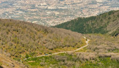 Napoli 'nin eteklerindeki Vezüv Dağı' nın zirvesinin yakınındaki araba parkına giden dağ yolu..