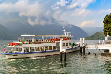 TREMEZZO, Göl COMO - Haziran 2019: Como Gölü 'ndeki Tremezzo feribot durağındaki küçük yolcu botu.