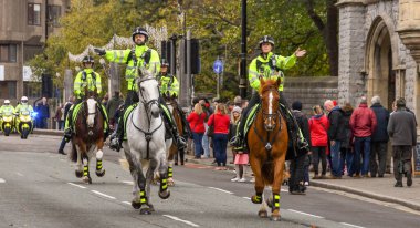 CARDIFF, WALES - Kasım 2018: Uluslararası ragbi maçının olduğu gün Cardiff şehir merkezinde eskort görevi yapan polis.