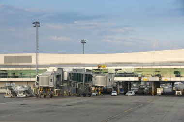 PRAG, CZECH REPUBLIC - Ağustos 2018: Hava köprüsü yolcu iskelesi Prag havaalanı terminalinin dışındaki boş bir uçak standında.