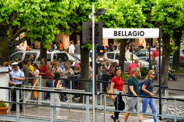 Bellagio Lake Como Červen 2019 Lidé Kráčející Lávce Palubu Trajektu — Stock fotografie
