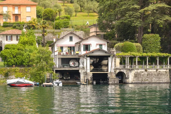 Lenno 湖コモ イタリア 6月2019 コモ湖のレノにボートのためのストレージスペースを持つ湖畔の家 — ストック写真