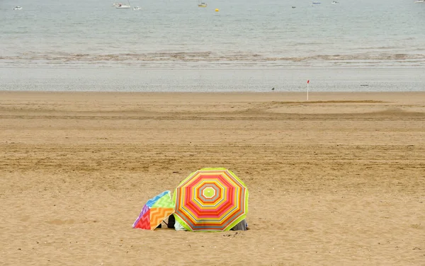 Kleurrijke Parasols Een Verlaten Strand Een Regenbui — Stockfoto