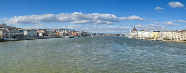 Будапест Хангария Март 2018 Панорамный Вид Реку Дунай Которая Протекает — стоковое фото