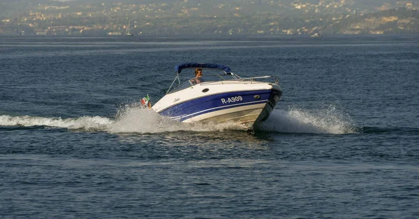 Garda Lake Garda Itália Setembro 2018 Pessoa Dirigindo Uma Lancha — Fotografia de Stock