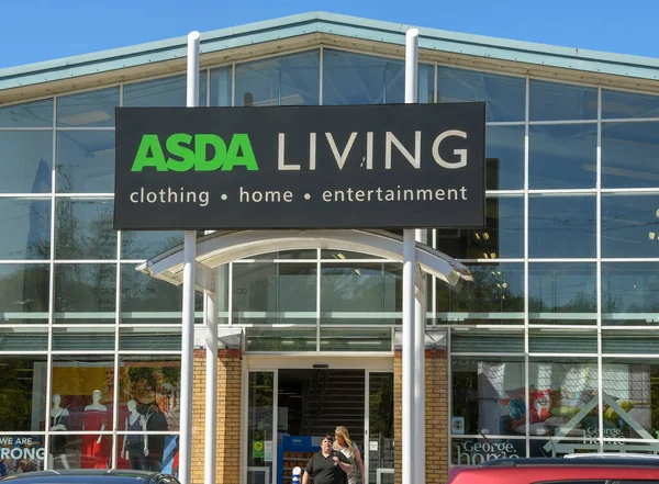 LLANTRISANT, WALES - MAI 2018: Großes Schild über dem Eingang eines ASDA Living Stores im außerstädtischen Fachmarktzentrum — Stockbild Llantrisant Wales Mai 2018 Großes Schild Über Dem Eingang Eines — Stockfoto